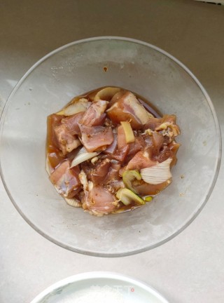 砂锅鸡腿肉的做法步骤：1