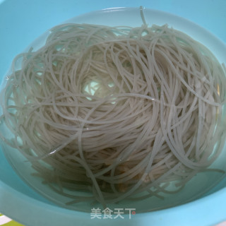 鸭肉芋头粉丝煲的做法步骤：2