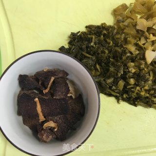 酸菜炒牛肉的做法步骤：1