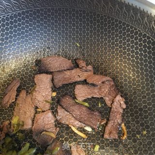 酸菜炒牛肉的做法步骤：5