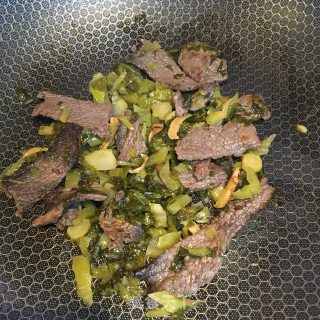 酸菜炒牛肉的做法步骤：7