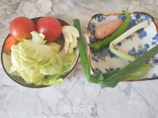 西红柿炒圆白菜香肠的做法步骤：1