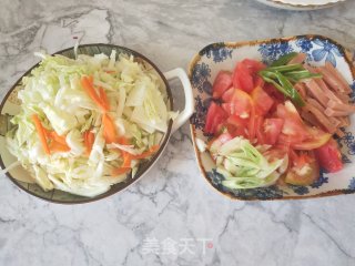 西红柿炒圆白菜香肠的做法步骤：2