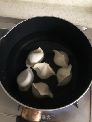 清汤海带芽饺子的做法步骤：1