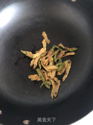 青椒苦瓜肉丁炒饭的做法步骤：1