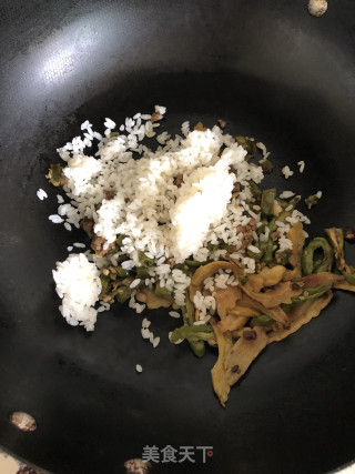 青椒苦瓜肉丁炒饭的做法步骤：3