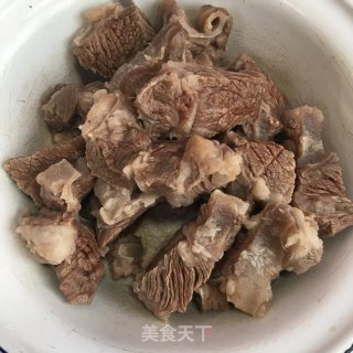 胡萝卜炖牛腩的做法步骤：2