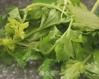 鸡蛋拌芹菜叶的做法步骤：1