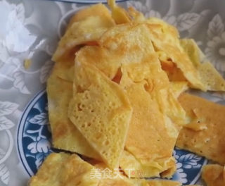 鸡蛋拌芹菜叶的做法步骤：2