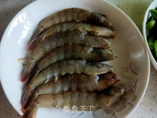 秋葵虾仁炒鸡蛋的做法步骤：1