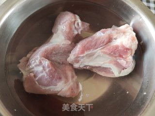 竹荪玉米排骨汤的做法步骤：1