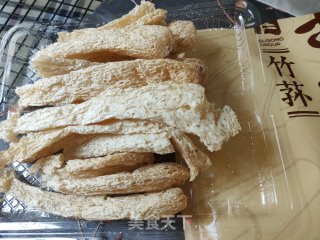竹荪玉米排骨汤的做法步骤：2