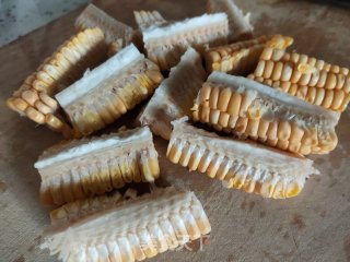 竹荪玉米排骨汤的做法步骤：8
