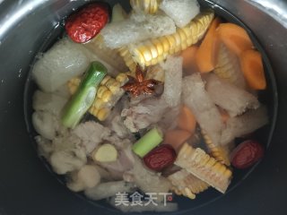 竹荪玉米排骨汤的做法步骤：12