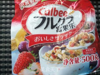 蟠桃水果麦片酸奶碗的做法步骤：1