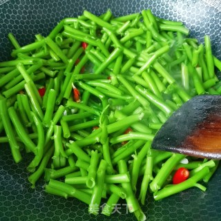 炒空心菜梗的做法步骤：3