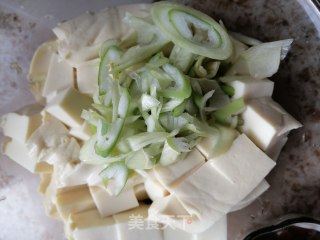 黄豆酱烧内酯豆腐的做法步骤：1