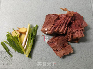 牛肉手擀面的做法步骤：2