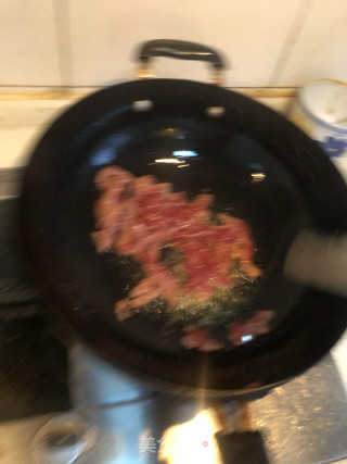 青椒嫩姜炒牛肉的做法步骤：2