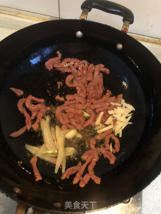 青椒嫩姜炒牛肉的做法步骤：3