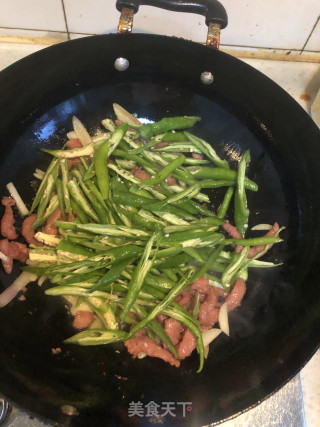 青椒嫩姜炒牛肉的做法步骤：4
