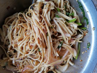 响油圆葱拌千张的做法步骤：5