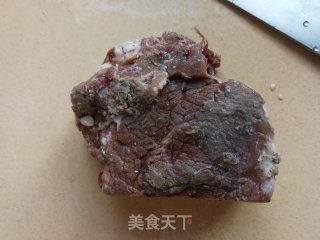 青椒洋葱炒酱牛肉的做法步骤：1