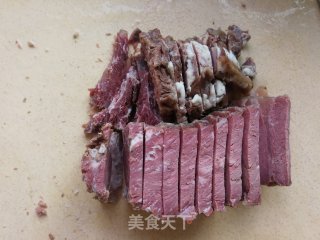 青椒洋葱炒酱牛肉的做法步骤：2