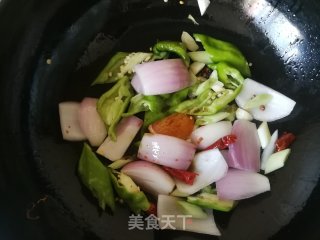 青椒洋葱炒酱牛肉的做法步骤：6