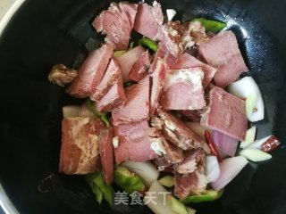 青椒洋葱炒酱牛肉的做法步骤：7