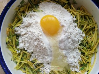 香葱嫩南瓜煎饼的做法步骤：8