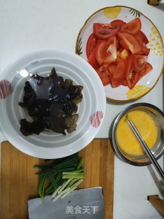番茄鸡蛋炒木耳的做法步骤：1