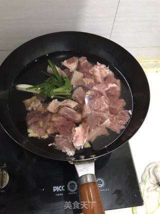 牛肉烧胡萝卜的做法步骤：2