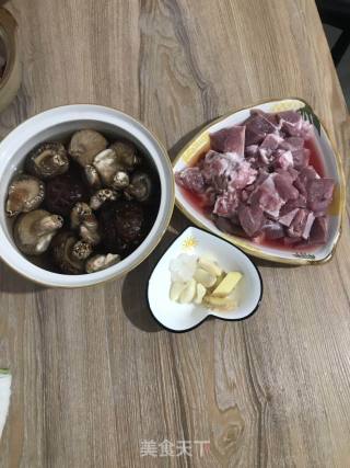 香菇烧肉的做法步骤：1