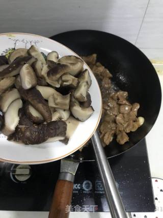香菇烧肉的做法步骤：7