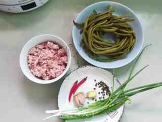 酸豆角炒肉末的做法步骤：1