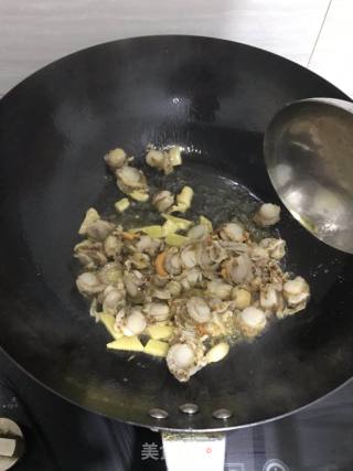 双椒炒扇贝的做法步骤：3