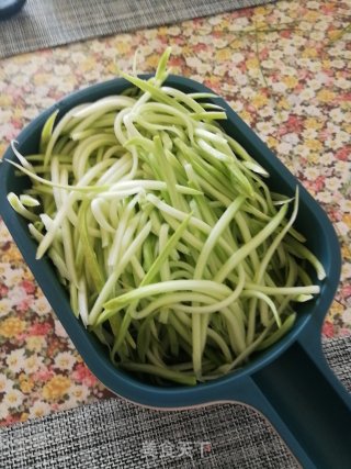 青芥末拌瓜丝的做法步骤：1