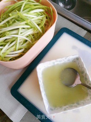 青芥末拌瓜丝的做法步骤：2