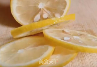 柠檬鸡翅的做法步骤：1