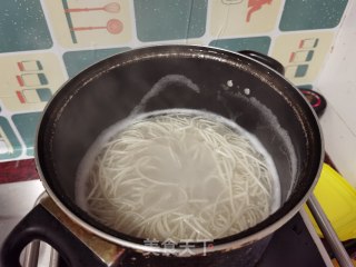原汁鸡汤面的做法步骤：1