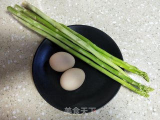 芦笋木耳炒鸡蛋的做法步骤：1