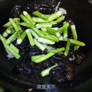 芦笋木耳炒鸡蛋的做法步骤：8