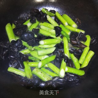 芦笋木耳炒鸡蛋的做法步骤：9