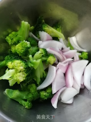 西兰花拌圆葱的做法步骤：2