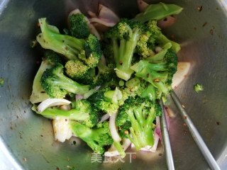 西兰花拌圆葱的做法步骤：5
