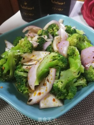 西兰花拌圆葱的做法步骤：6