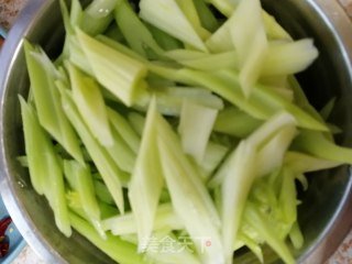 西芹炒豆干的做法步骤：2