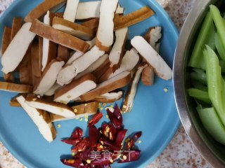西芹炒豆干的做法步骤：3