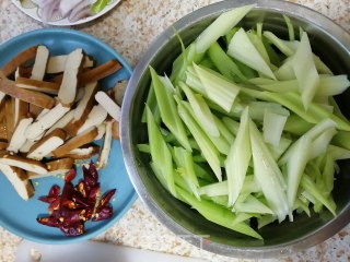 西芹炒豆干的做法步骤：4